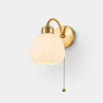 Afbeelding laden in galerijweergave, Solid brass milk glass flower wall lamp with pull chain
