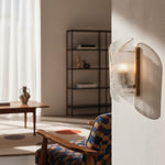 Cargar imagen en el visor de la galería, Lámpara de pared de vidrio cilíndrico Velora – Aplique de pared de latón refinado para entrada o junto a la cama