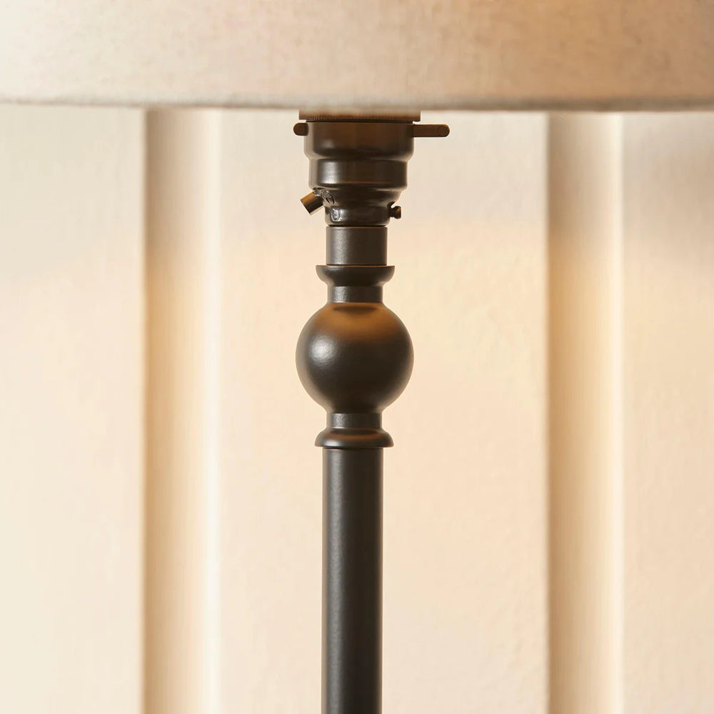 Zevatik Tafellamp met Slanke Stengel en Linnen Kap voor Bedverlichting