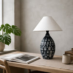 Afbeelding laden in galerijweergave, Black ceramic table lamp on a desk or console