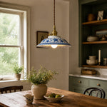 Afbeelding laden in galerijweergave, Blauwwitte keramische hanglamp met messingkleurige details