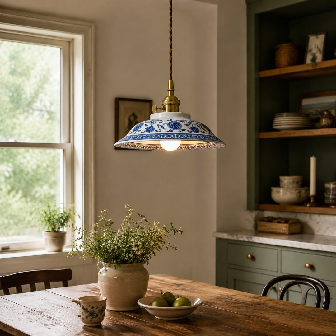 Blauwwitte keramische hanglamp met messingkleurige details
