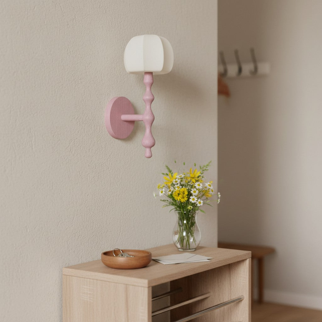 Lámpara de pared Savara moderna con base curva – Pantalla de tela suave y difusa para pasillos y salas de estar