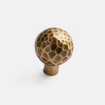Charger l'image dans la visionneuse de la galerie, 25 mm ball hammered antique brass cabinet knob with short stem