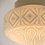 Afbeelding laden in galerijweergave, Warm close-up of embossed glass ceiling light pattern