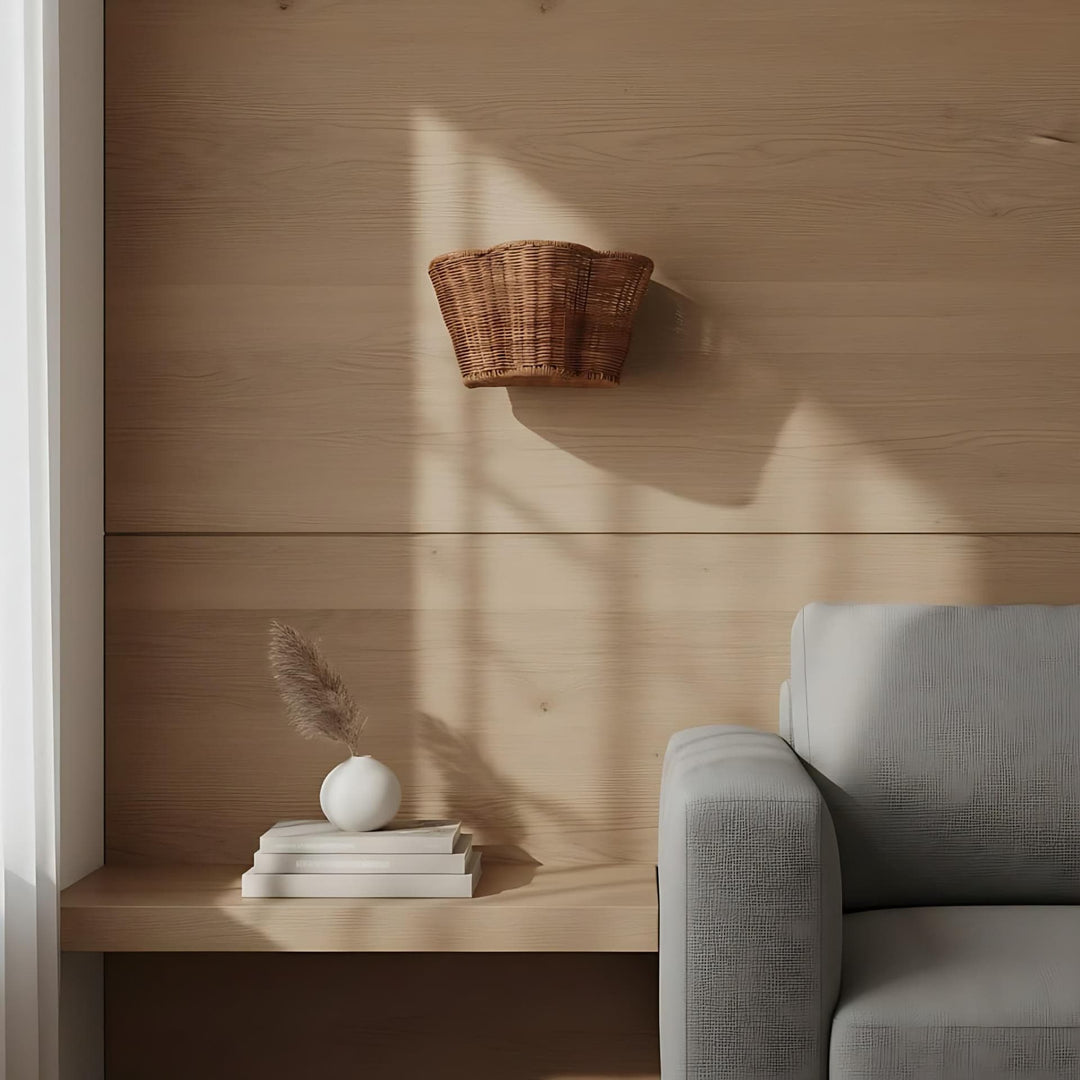 Wickara Geweven Wandkandelaar – Wandlamp met Geschulpte Mandenkap voor Slaapkamer
