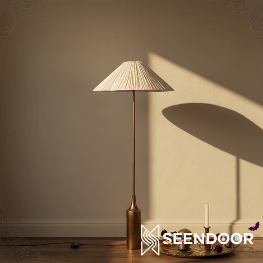 Lampada da terra Nordlys con paralume in lino smerlato e struttura in ottone per soggiorno e camera da letto