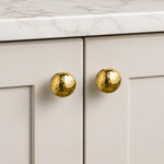Afbeelding laden in galerijweergave, Hammered solid brass cabinet knob