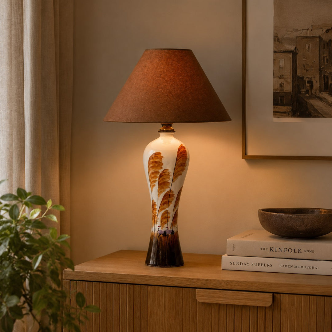 Tischlampe im amerikanischen Stil aus Keramik mit braunem Stoffschirm