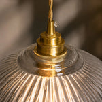 Cargar imagen en el visor de la Galería, Brass cap and ribbed glass detail of the pendant light