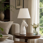 Afbeelding laden in galerijweergave, White pleated horse head table lamp in living room