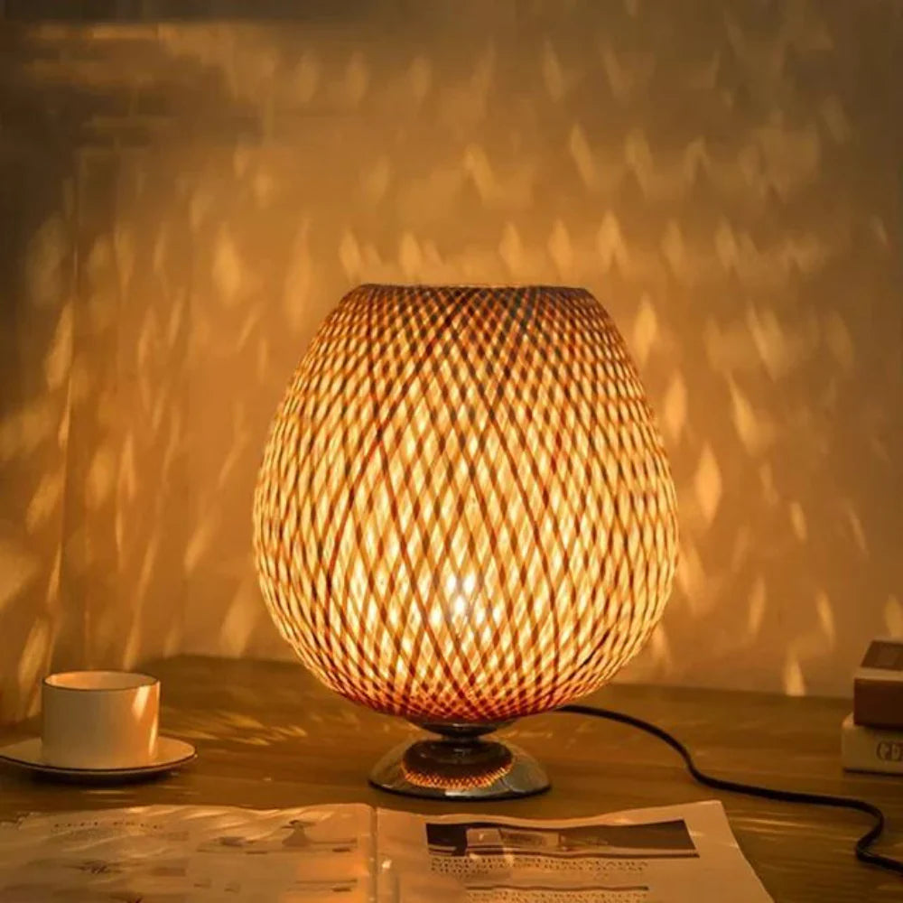 Ręcznie wykonana zrównoważona lampa stołowa z bambusa
