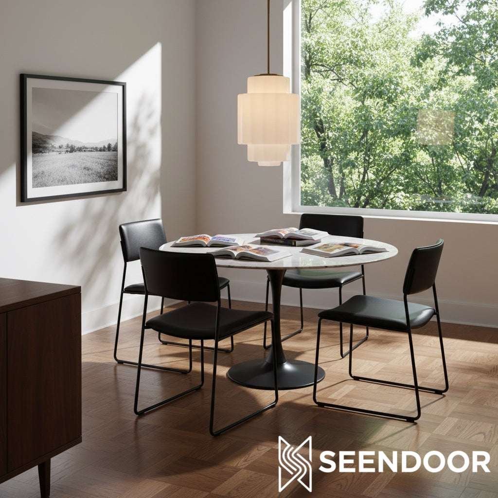 Antieke messing hanglamp met meerdere niveaus en opaalwit glas