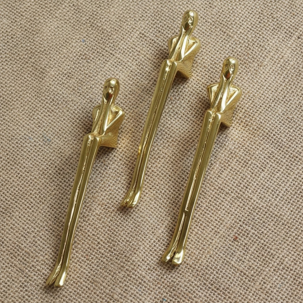 Złote Mosiężne Uchwyty do Szafek Thinker – Metalowe Uchwyty do Szuflad i Gałki do Toaletki