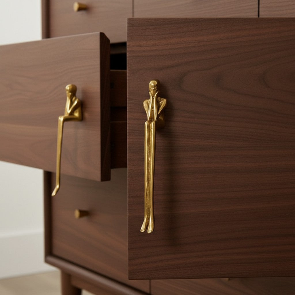 Złote Mosiężne Uchwyty do Szafek Thinker – Metalowe Uchwyty do Szuflad i Gałki do Toaletki