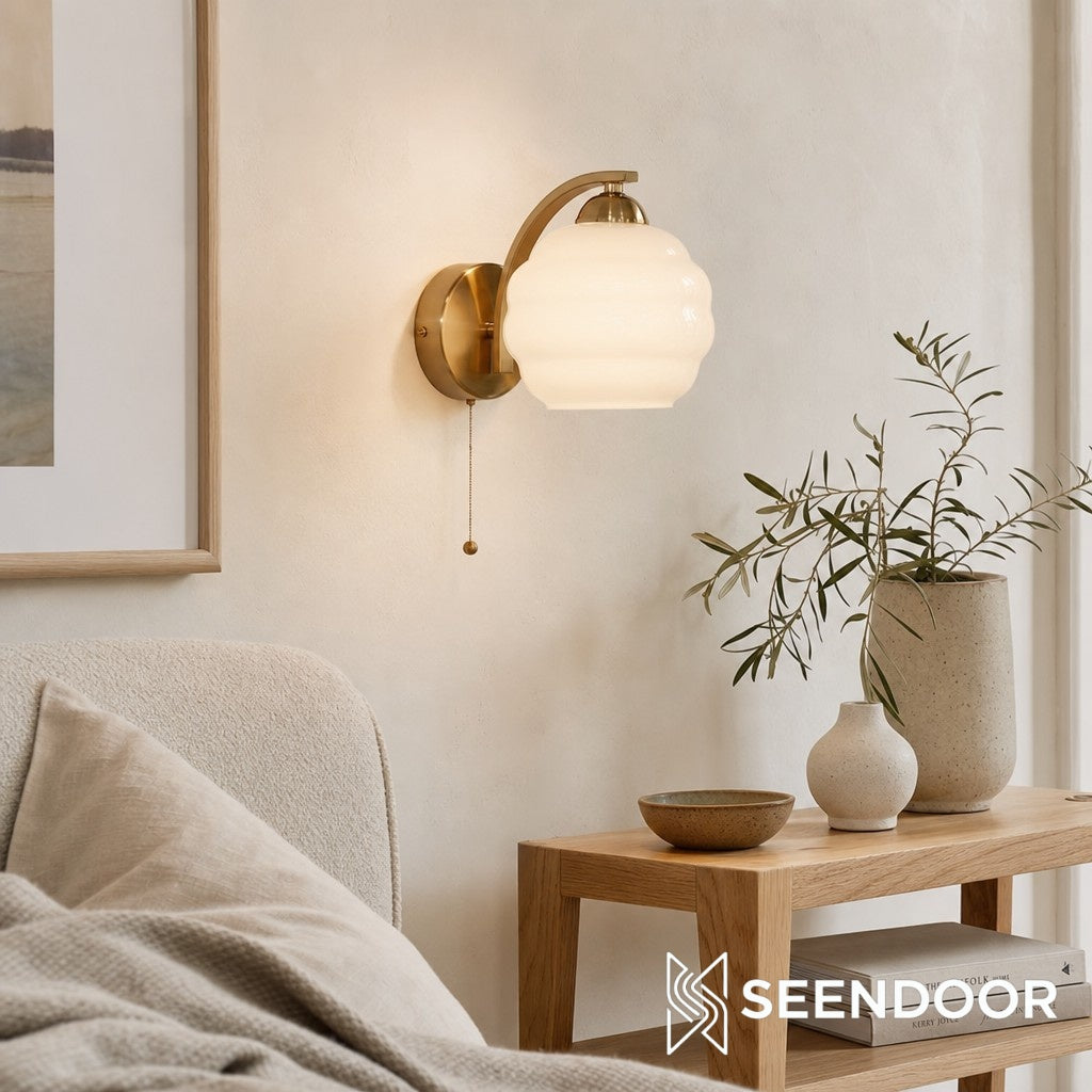 Curvona Skulpturale Milchglas-Wandleuchte – Bauhaus Messingarm-Lampe für Schlafzimmer und Flur
