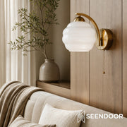 Aplique de pared escultórico Curvona de vidrio opalino – Lámpara con brazo de latón estilo Bauhaus para dormitorio y pasillo