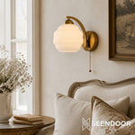 Bild in die Galerieansicht laden, Curvona Skulpturale Milchglas-Wandleuchte – Bauhaus Messingarm-Lampe für Schlafzimmer und Flur