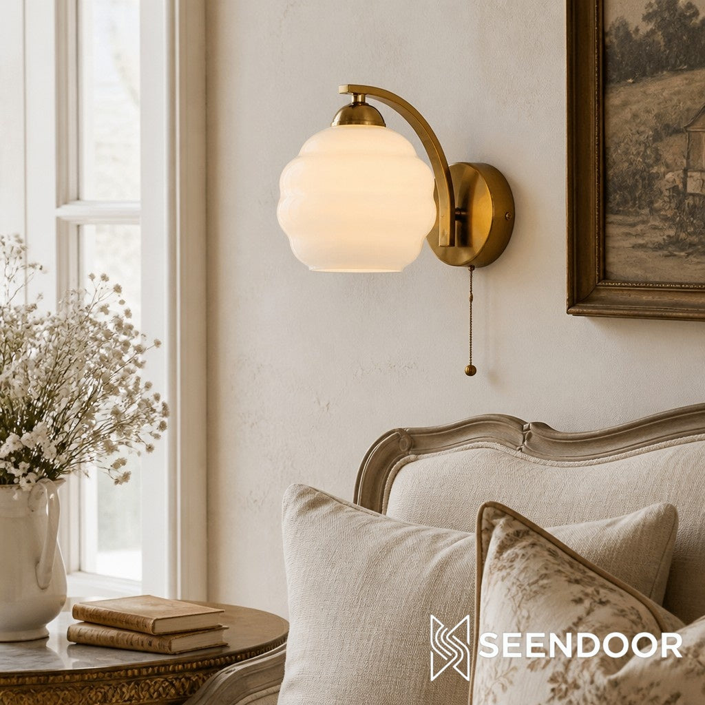 Curvona Skulpturale Milchglas-Wandleuchte – Bauhaus Messingarm-Lampe für Schlafzimmer und Flur