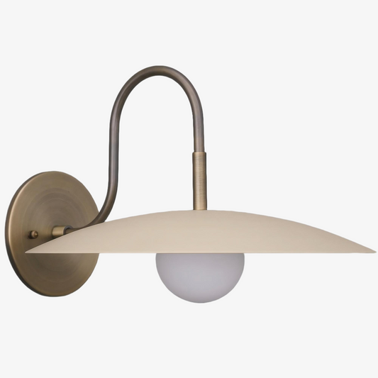 Curva Metall Moderne Wandleuchte – Arm aus Antikmessing mit cremefarbenem Scheibenschirm