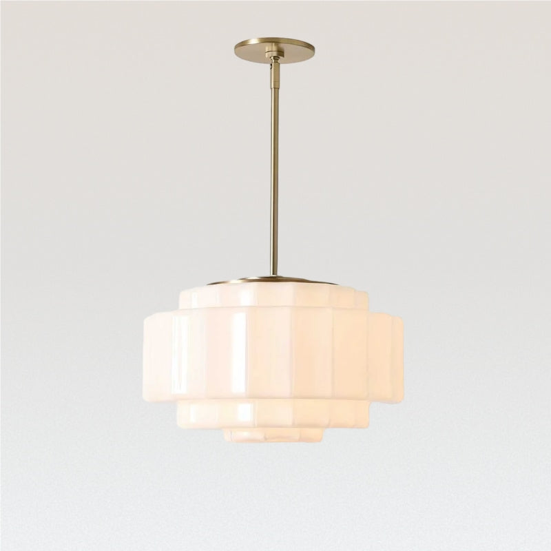 Antieke messing hanglamp met meerdere niveaus en opaalwit glas