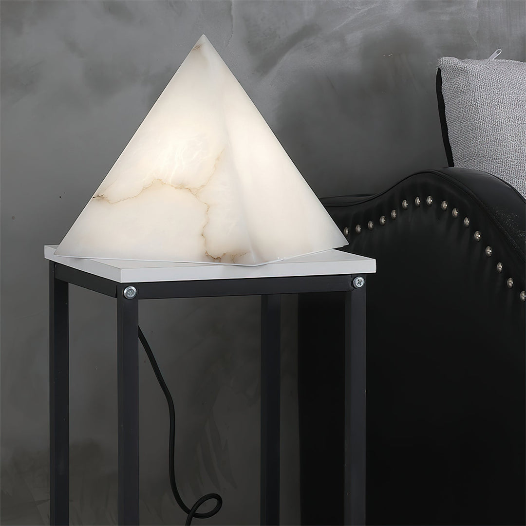 Stołowa lampa piramida z alabastru