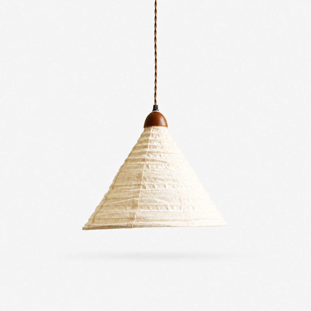Geplooide stoffen kegelvormige hanglamp met houten houder