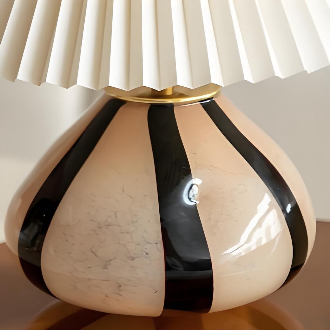 Undara Tafellamp - Geplooide Stoffen Kap Glazen Voet Decoratieve Lamp voor Woonkamer