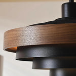 Afbeelding laden in galerijweergave, Layervelle eigentijdse gelaagde hanglamp – Sculpturale houten en metalen hanglamp voor woonruimtes