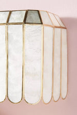 Afbeelding laden in galerijweergave, Lumica Capiz Facet Wandlamp - Messing &amp; IJzeren Wandlamp in Gouden Afwerking
