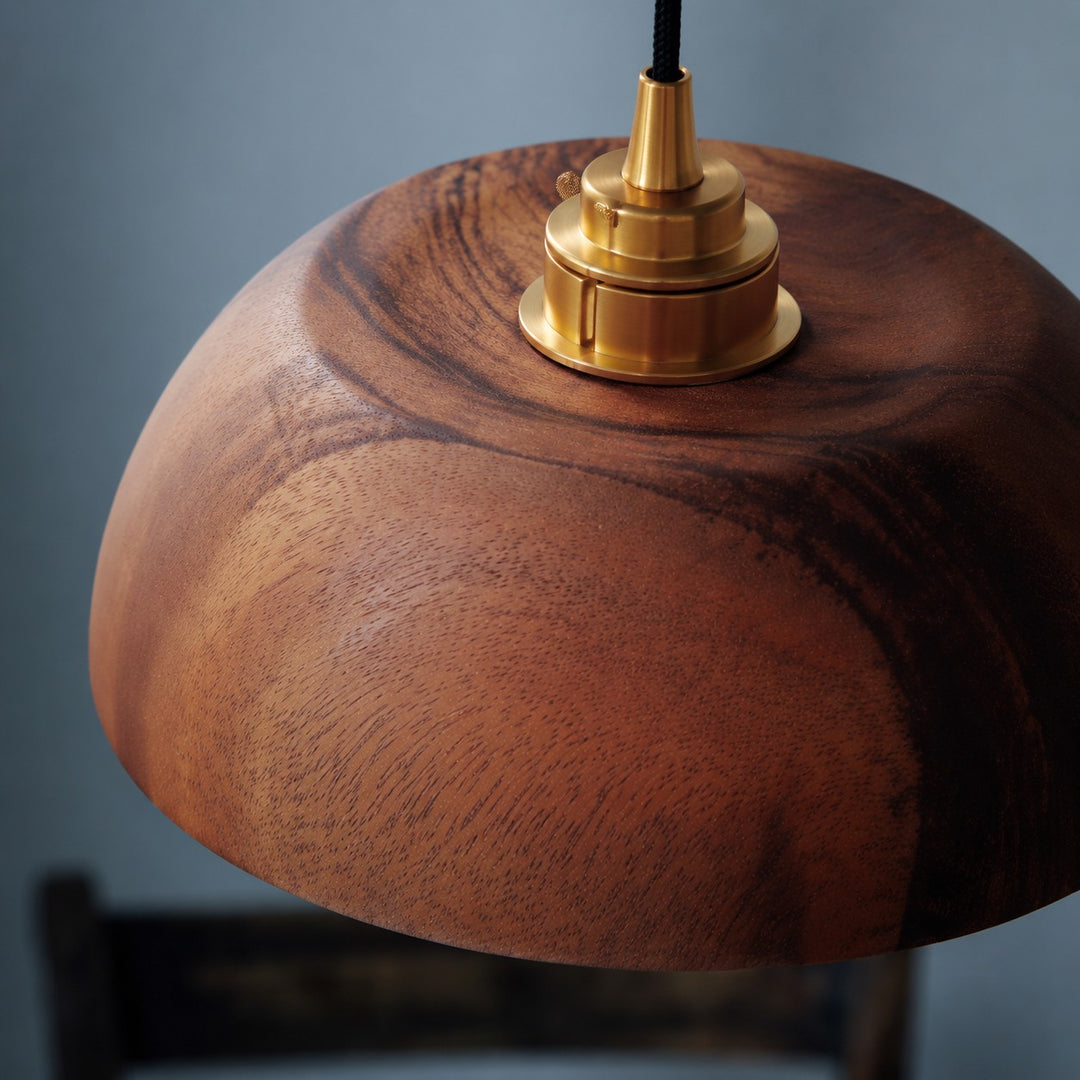 Lampada a sospensione a cupola in noce realizzata a mano