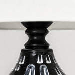 Afbeelding laden in galerijweergave, Glossy black ceramic neck detail on table lamp