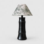 Afbeelding laden in galerijweergave, Dark brown ceramic table lamp with botanical shade