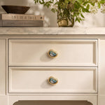 Afbeelding laden in galerijweergave, French Vintage Cashew Shell Brass Cabinet Knobs and Pulls - image 18
