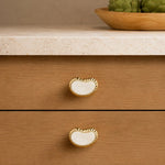 Afbeelding laden in galerijweergave, French Vintage Cashew Shell Brass Cabinet Knobs and Pulls - image 16