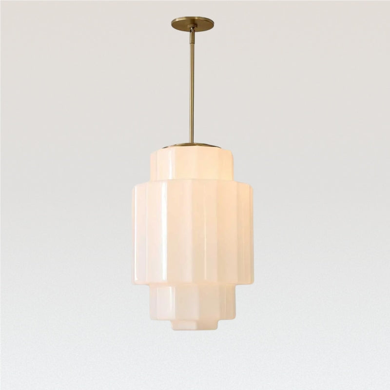 Antieke messing hanglamp met meerdere niveaus en opaalwit glas