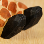 Bild in die Galerieansicht laden, Wooden animal phone stand detail view