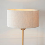 Afbeelding laden in galerijweergave, Tela 1‑licht en 3‑licht tafellamp – modern linnen en metaal voor nachtkastje of woonkamer