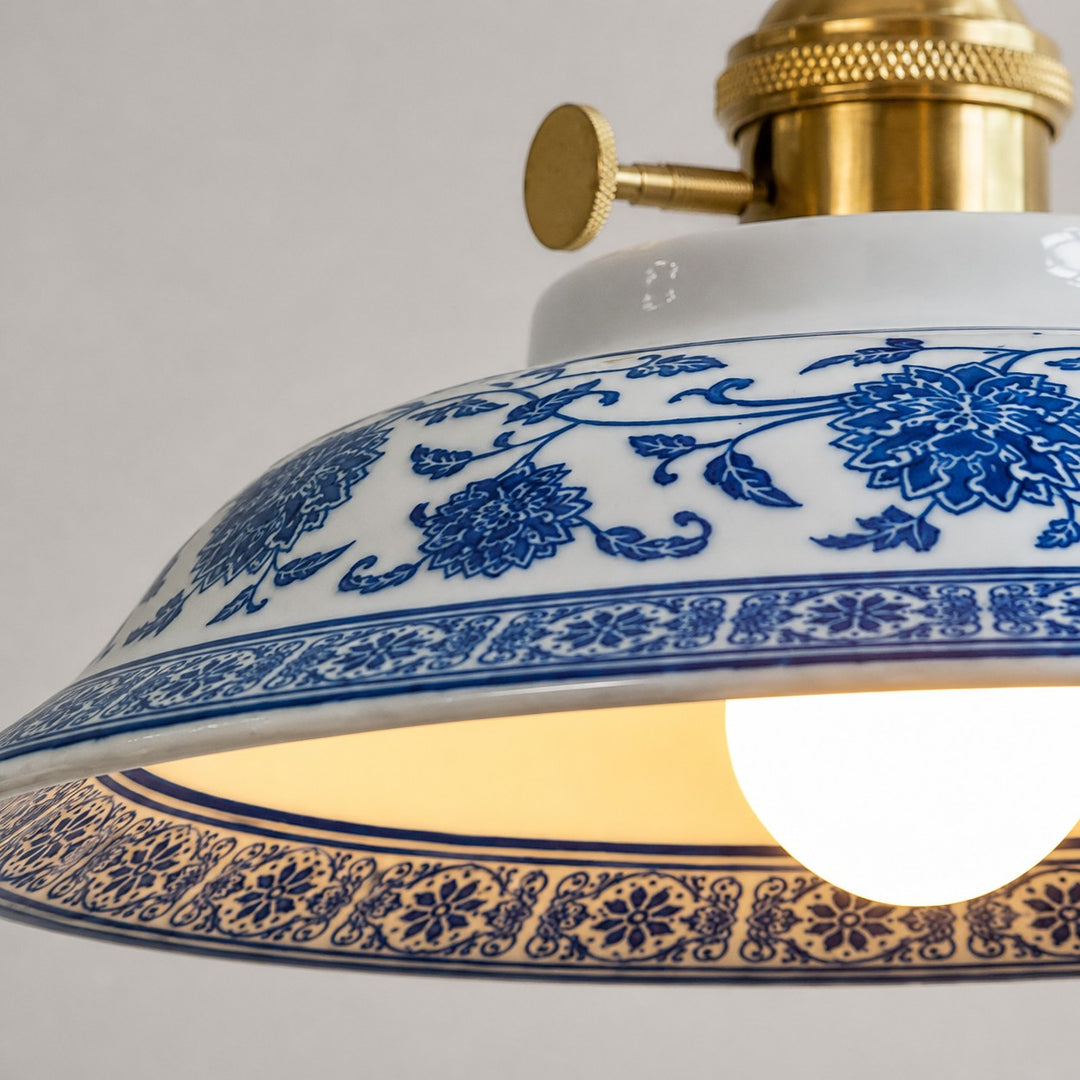 Blauwwitte keramische hanglamp met messingkleurige details
