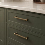 Afbeelding laden in galerijweergave, Antique brass pull handle installation detail
