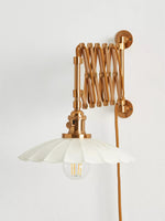 Afbeelding laden in galerijweergave, Furium gegolfde accordeon stekker-wandlamp - messing muurlamp elegantie
