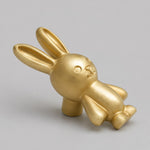 Afbeelding laden in galerijweergave, Brass rabbit cabinet knob sculpted front detail