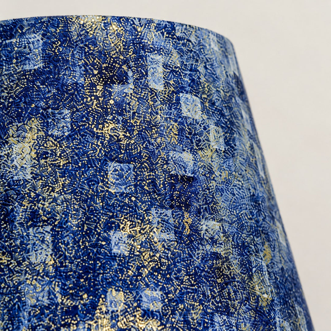 Vergoldete Keramik-Tischlampe mit blauem Stoffschirm