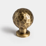 Charger l'image dans la visionneuse de la galerie, 25 mm ball hammered antique brass cabinet knob with base