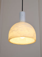 Bild in die Galerieansicht laden, Blair Alabaster Pendelleuchte