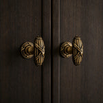 Afbeelding laden in galerijweergave, Antique Brass Leaf Cabinet Knob