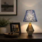 Bild in die Galerieansicht laden, Vergoldete Keramik-Tischlampe mit blauem Stoffschirm