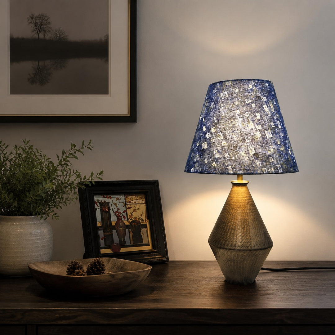 Vergoldete Keramik-Tischlampe mit blauem Stoffschirm