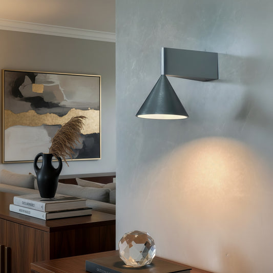 Lámpara de Pared Cónica de Metal Metorq - Luz de Acento Minimalista con Diseño Geométrico para Pasillo