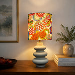 Bild in die Galerieansicht laden, Sculptural ceramic table lamp in a warm room setting